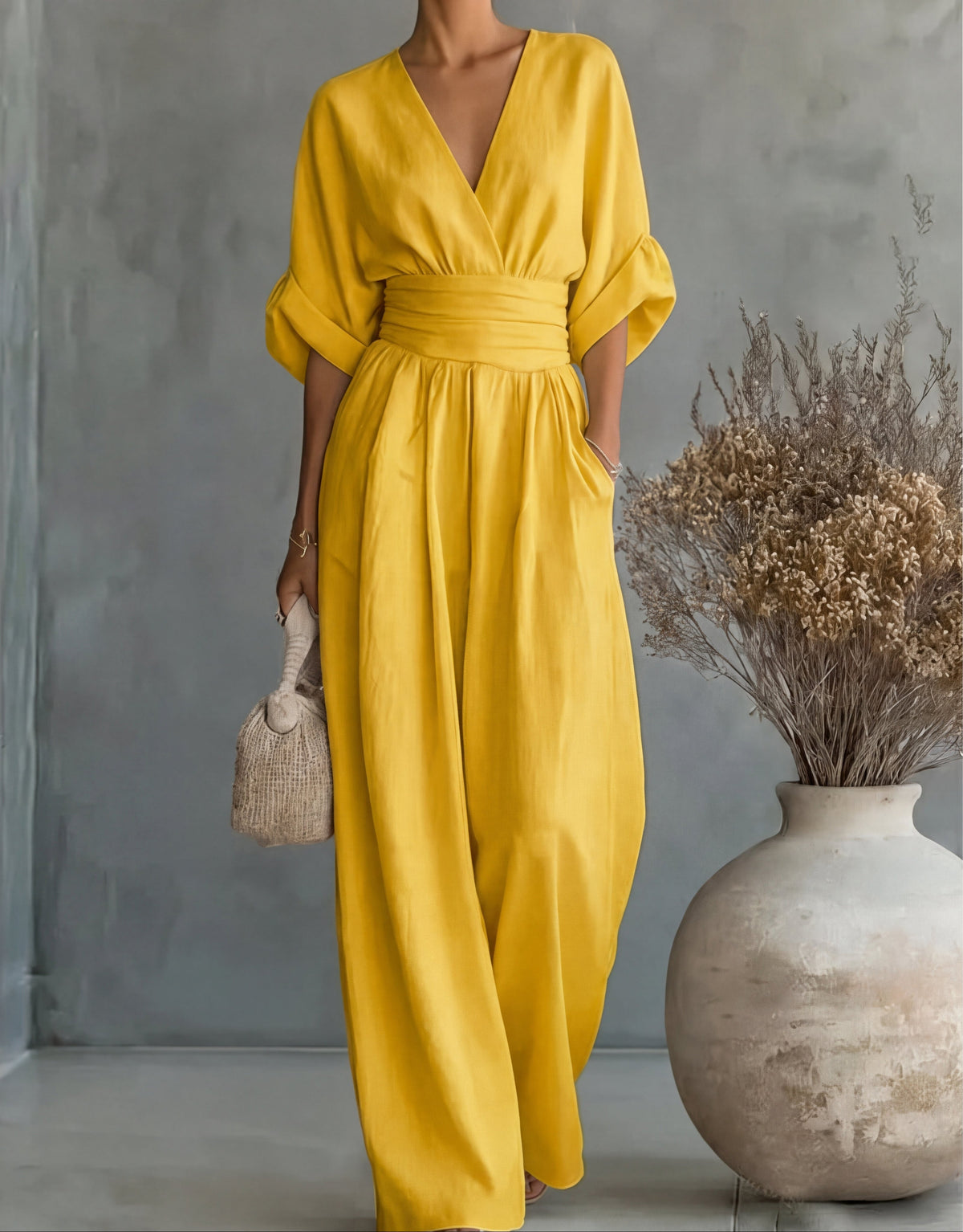 Daniela  Mono elegante de escote en V y pierna ancha
