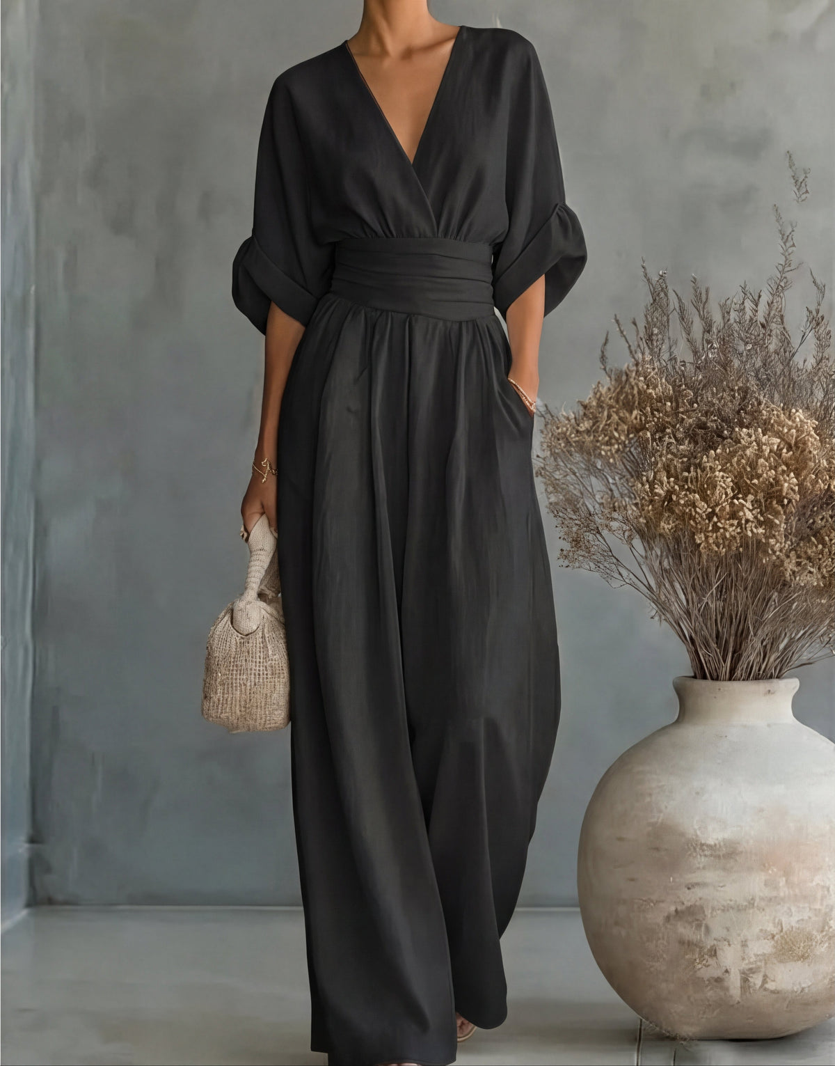 Daniela  Mono elegante de escote en V y pierna ancha