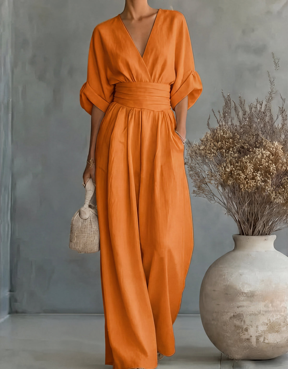 Daniela  Mono elegante de escote en V y pierna ancha