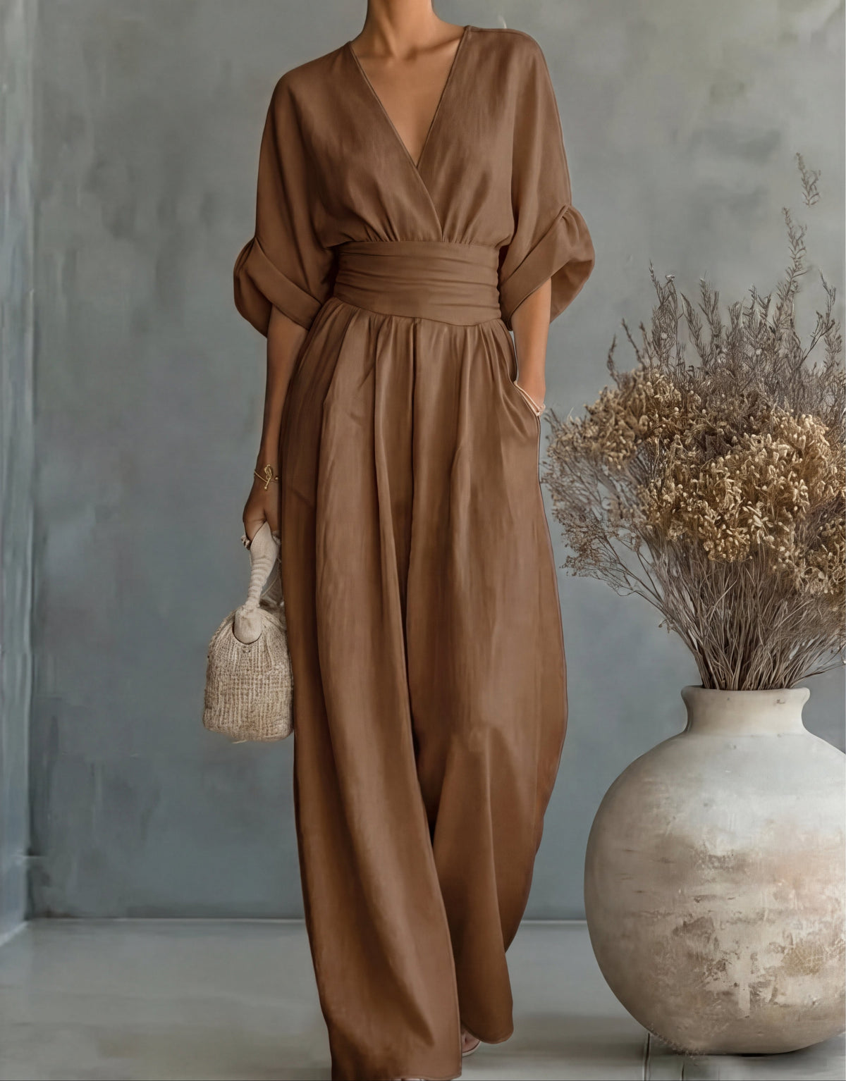 Daniela  Mono elegante de escote en V y pierna ancha