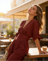 Daniela  Mono elegante de escote en V y pierna ancha